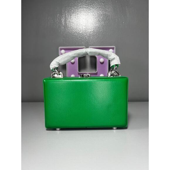 Brandon Blackwood
Slim Trunk
True Green Leather w/ Silver Hardware - Picture 6 of 8